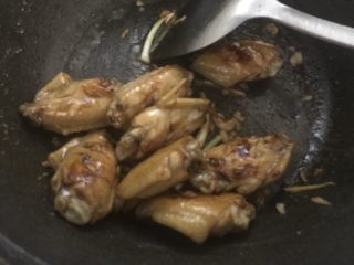 红烧焖鸡中翅，让你多吃一碗饭,翻炒均匀。
