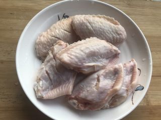 红烧焖鸡中翅，让你多吃一碗饭,鸡中翅洗净备用。