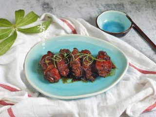 红烧焖鸡中翅，让你多吃一碗饭,摆盘，放上葱花。