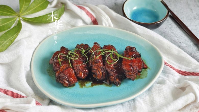 红烧焖鸡中翅，让你多吃一碗饭,摆盘，放上葱花。