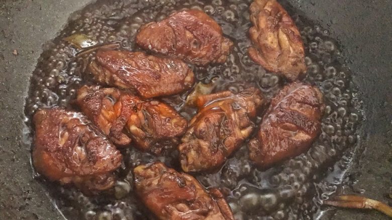 红烧焖鸡中翅，让你多吃一碗饭,再大火收汁即可完成。