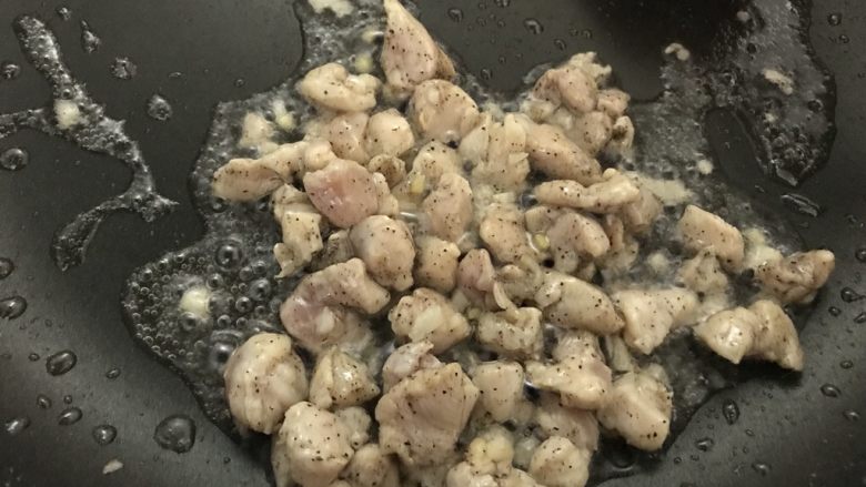高颜值的五彩鸡肉炒饭,把鸡腿丁炒香后。