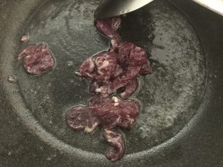 快手牛肉炒粿条，吃完还会想吃,大火，炒锅倒入油，把牛肉放入翻炒。