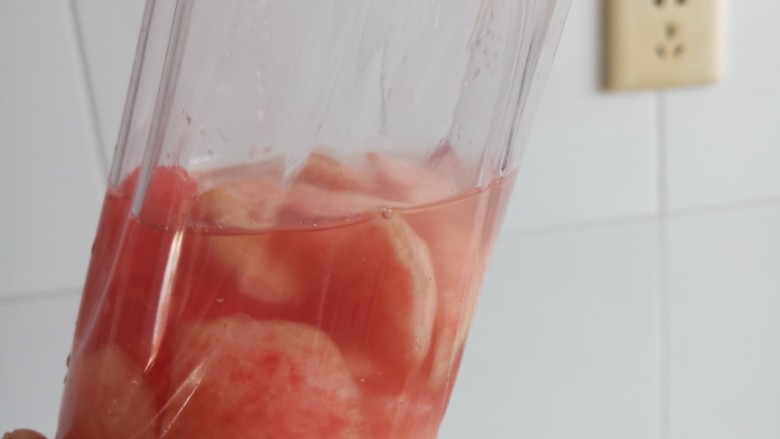 西瓜桃子冰棍饮,西瓜跟桃子放入搅打杯加少量水