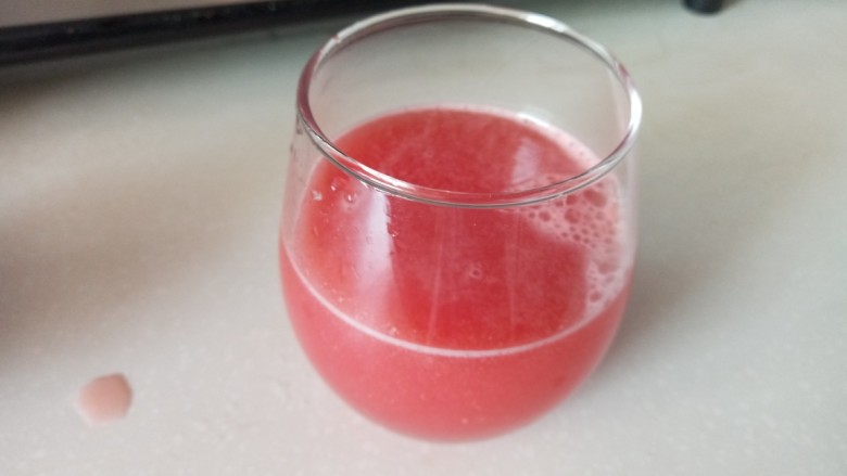 西瓜桃子冰棍饮,倒在杯子里