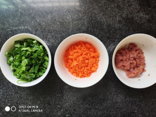 快手早餐   胡萝卜青菜瘦肉粥,胡萝卜切细，青菜切细，瘦肉剁肉泥，肉泥里加入生粉，提鲜酱油，腌制一会
