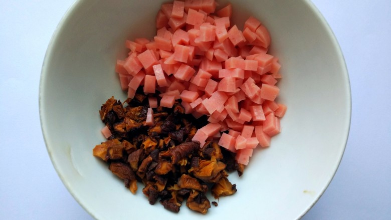 快手正餐豆腐圆子,将香菇，火腿切成碎丁。