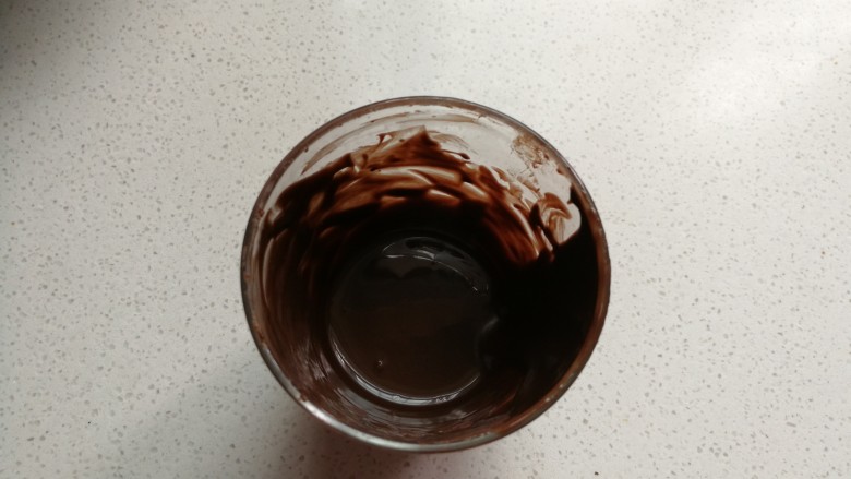 脆皮巧克力雪糕,取适量<a style='color:red;display:inline-block;' href='/shicai/ 874'>巧克力</a>放入玻璃杯中隔热水融化，玻璃杯选用小口径直身杯比较好操作。
