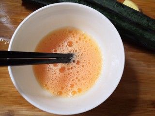 快手正餐：丝瓜鸡蛋汤,鸡蛋磕入碗中，加入适量盐，搅打均匀备用。