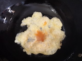 快手正餐：丝瓜鸡蛋汤,煎到全部凝固。