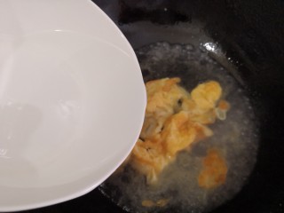 快手正餐：丝瓜鸡蛋汤,倒入适量清水，加入姜丝大火烧开。
