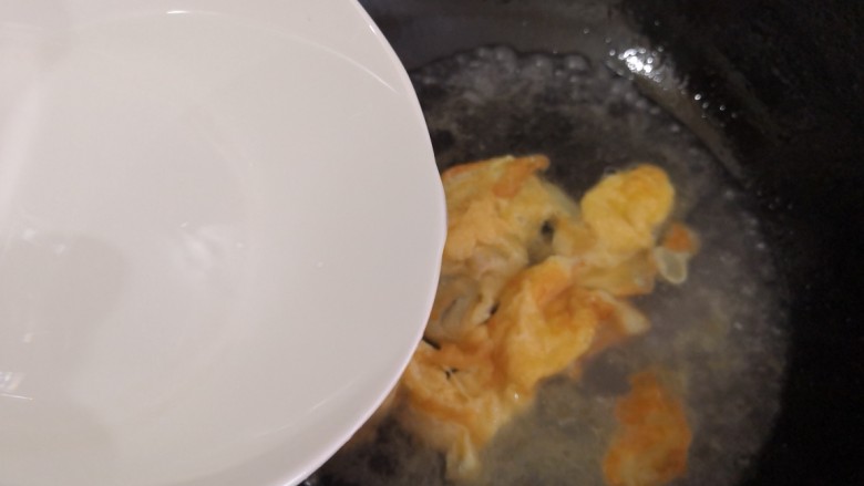 快手正餐：丝瓜鸡蛋汤,倒入适量清水，加入姜丝大火烧开。