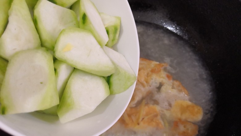 快手正餐：丝瓜鸡蛋汤,倒入切好的丝瓜大火煮开再煮一分钟关火加入一点点盐调味。