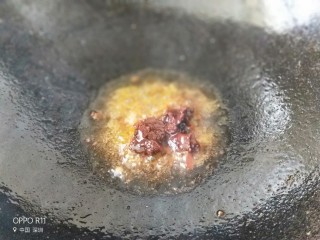紫甘蓝蚂蚁上树,热油放入豆瓣酱炒出红油