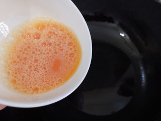 快手正餐：丝瓜鸡蛋汤,锅中倒入适量油烧热倒入鸡蛋。