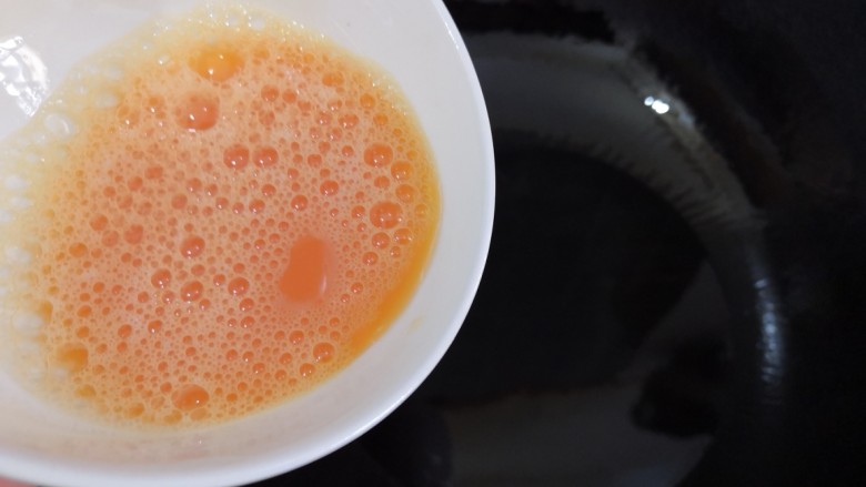 快手正餐：丝瓜鸡蛋汤,锅中倒入适量油烧热倒入鸡蛋。