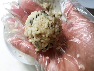 快手小食 三文鱼饭团,戴上一次性手套，把拌匀的米饭团成圆形