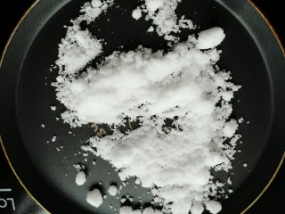 黑芝麻糖,平底不粘锅倒入白糖，小火炒至白糖全部融化。