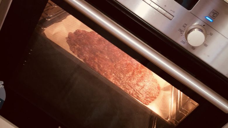 猪肉铺,放入烤箱，上下火220度10分钟，拿出倒掉烤出的肉汁，然后换一张油纸，翻一下，再放入烤箱220度10分钟。拿出以后，再吸一下肉汁，180度烤10分钟。