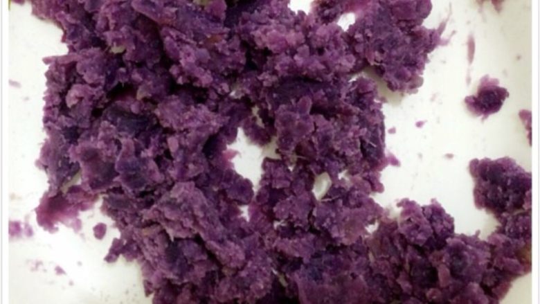 芋圆,将259g木薯粉慢慢地一点点加入紫薯泥中，使劲揉。