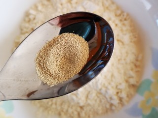 快手早餐   红糖小馒头,在150克面粉中加入2克酵母