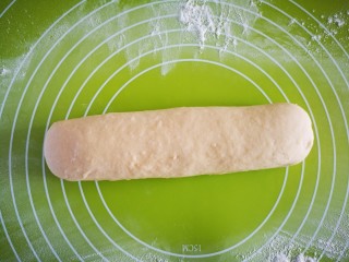 快手早餐   红糖小馒头,在揉面垫上撒上少许干面粉后将醒好的面团揉匀并搓成条状(如图)
