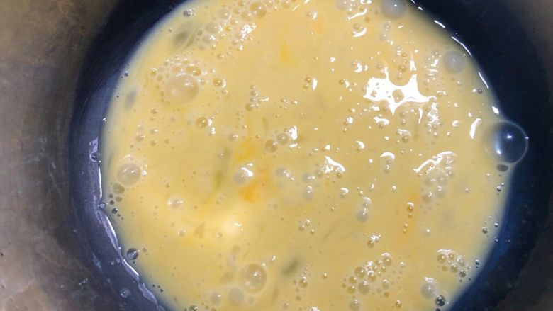 葱花鸡蛋饼,蛋液倒入大一点的碗里