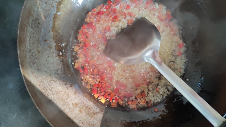 快手小食   健康美味辣条,锅里入油放小米椒，大蒜子爆香，油多放一点，豆皮吸油
