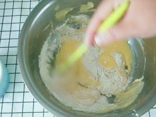 奶酪蛋糕,拿出盆子
加入低筋面粉
搅拌均匀