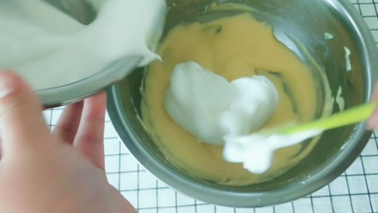 奶酪蛋糕,把打发的蛋清，分三次加入蛋黄液中
上下翻拌