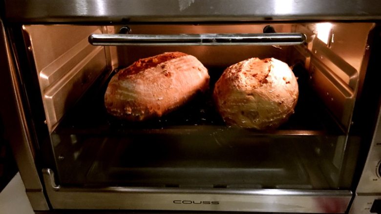 营养红糖坚果欧包,提前将烤箱升温上火220下火200，升温好的烤箱撒入一些水至烤箱接屑处制造水蒸气，能形成面包外脆里嫩（因个人各品牌烤箱为准，不是每一台都可以哦）将发酵好的面团放入烤箱烘烤20至25分，上色转炉