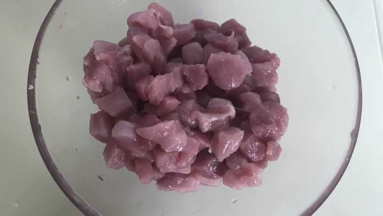 下饭神器~美味可口樱桃肉,肉切成1厘米的方丁。