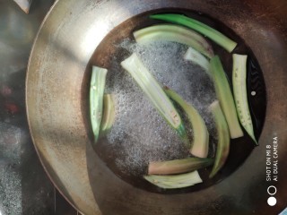 快手正餐   麻油淋秋葵,锅里烧开水放入秋葵焯水2分钟，捞起装盘备用