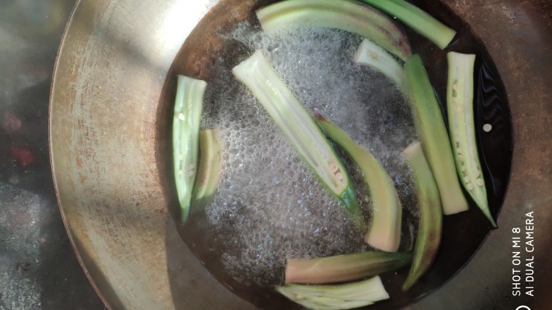 快手正餐   麻油淋秋葵,锅里烧开水放入秋葵焯水2分钟，捞起装盘备用