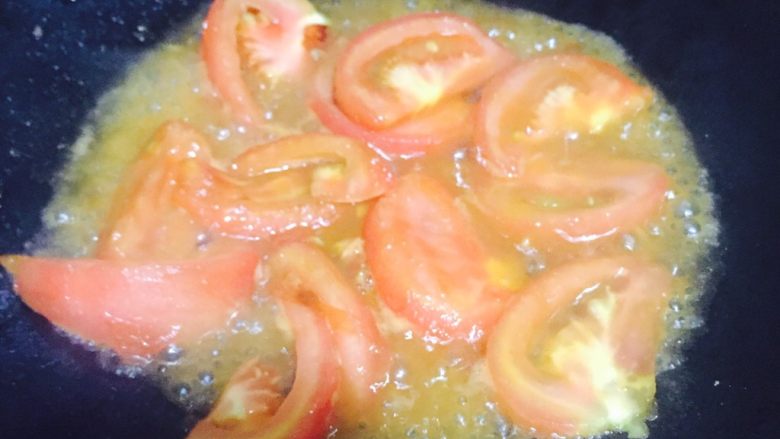 夏日快手汤,热锅放油，倒进番茄，加入少量盐炒出汁（可加少量水）