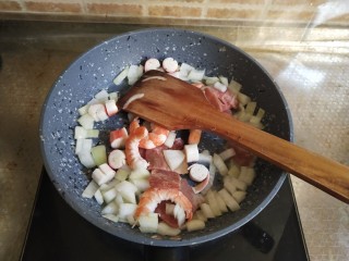 快手正餐  海鲜培根意面,锅里放少许油，放入海鲜培根，洋葱，翻炒