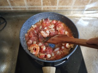 快手正餐  海鲜培根意面,炒至洋葱微微透明加入西红柿碎翻炒