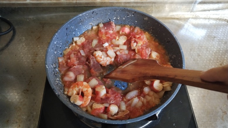 快手正餐  海鲜培根意面,炒至洋葱微微透明加入西红柿碎翻炒