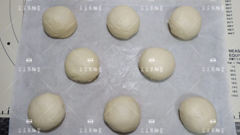 日式红豆包,依次做好，放入烤盘进行2次发酵，发酵至1.5倍大，看外表胖一圈就行
