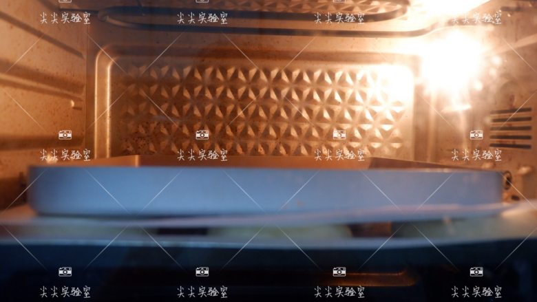 日式红豆包,预热好的烤箱180度烤20分钟左右，放入烤箱的时候，看图，顶部要继续压着一个平烤盘。
