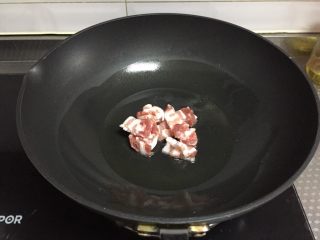 家常炖豆腐,锅中倒入适量油，烧热放入五花肉翻炒至变色