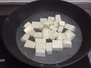 家常炖豆腐,开水下锅焯1分钟，这样豆腐不容易碎