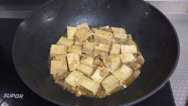 家常炖豆腐,炖至汤汁收尽即可
