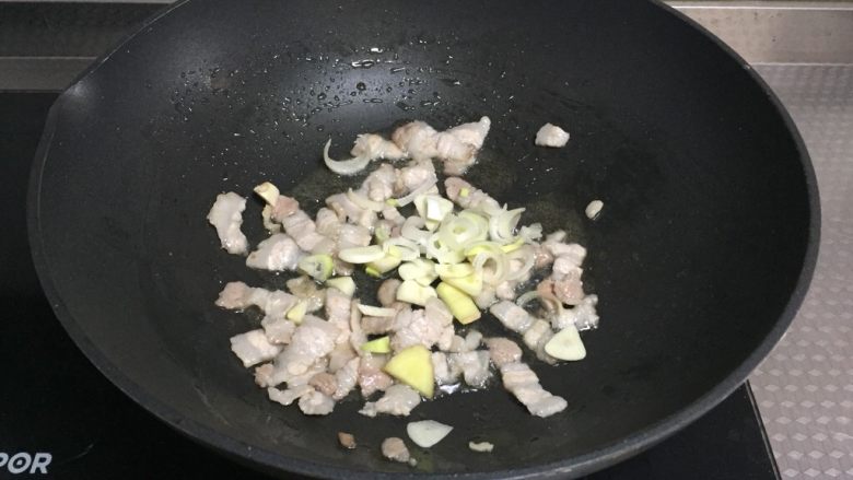 家常炖豆腐,放入葱姜蒜炒香