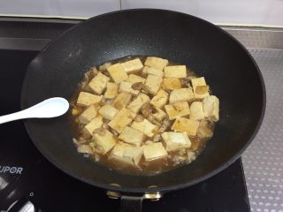 家常炖豆腐,撒盐，炒匀，转中小火，加盖炖