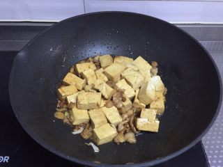 家常炖豆腐,倒入豆腐翻炒至均匀上色