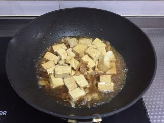 家常炖豆腐,加入一碗开水
