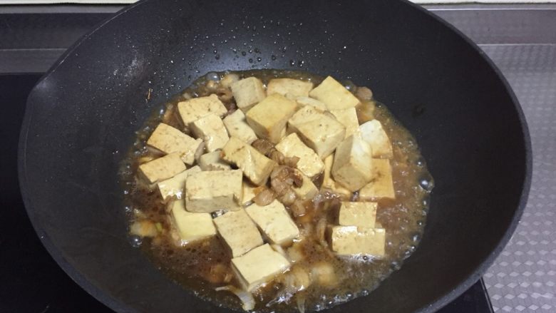 家常炖豆腐,加入一碗开水