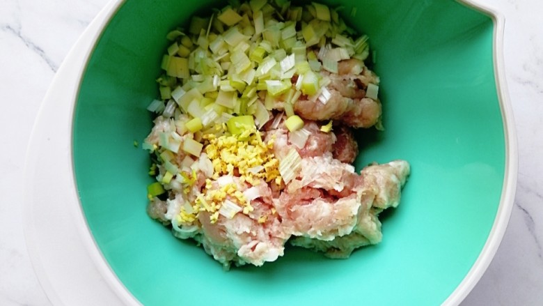 肉龙,加入切碎的大葱和生姜，稍微搅拌一下