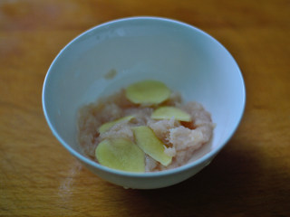 南瓜山药焖饭（辅食）,将鸡肉放入碗中，加入姜片和一点点盐，搅拌均匀，腌制一会